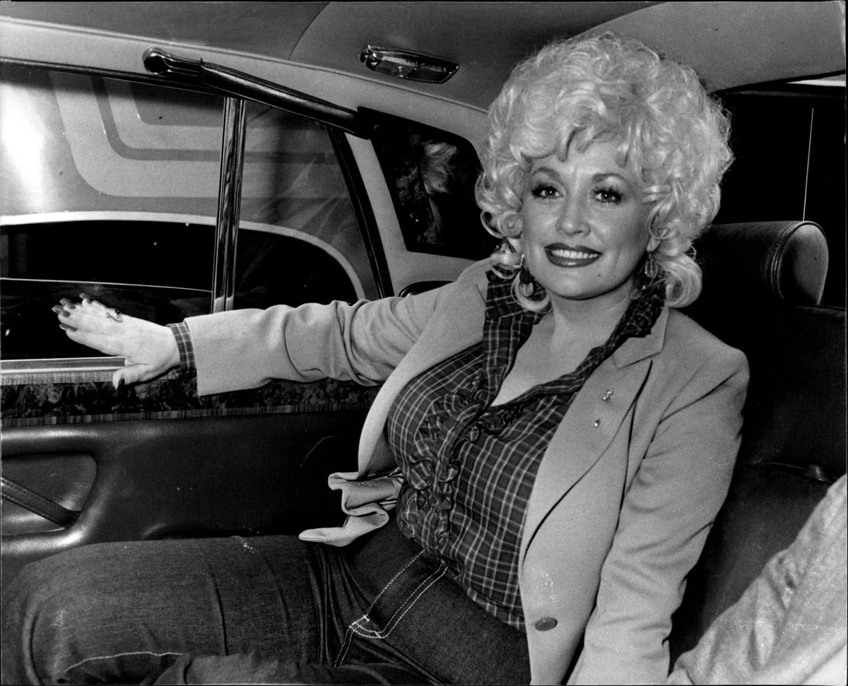 1788013121622_ced2e0c734c1 dolly parton arrives in sydney for a holiday dolly parton gone with the wind the